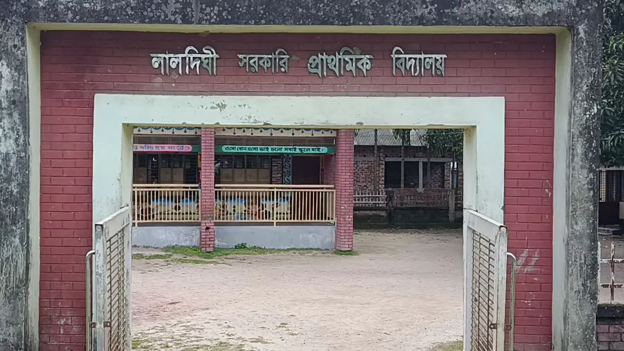 স্কুলের বিদ্যুৎ সংযোগ বিচ্ছিন্ন, গরমে অস্থির শিক্ষার্থীরা