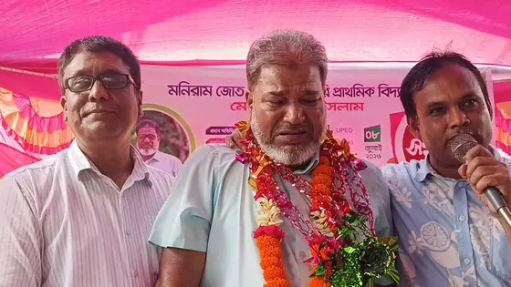 ৩২ বছরের শিক্ষকতার ইতি, শেষ কর্মদিবসে কান্নায় ভেঙে পড়লেন প্রধান শিক্ষক