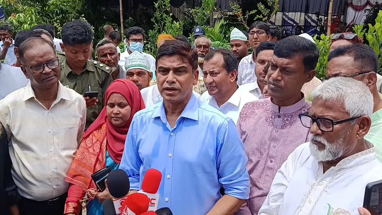 একটি পোস্টের সঙ্গে একটি গাছ লাগানোর আহ্বান পানিসম্পদ প্রতিমন্ত্রীর