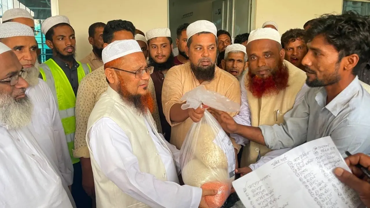 বন্যার্তদের ত্রাণ সহায়তা দিল আল-জামিয়া আল-ইসলামিয়া পটিয়া মাদরাসা