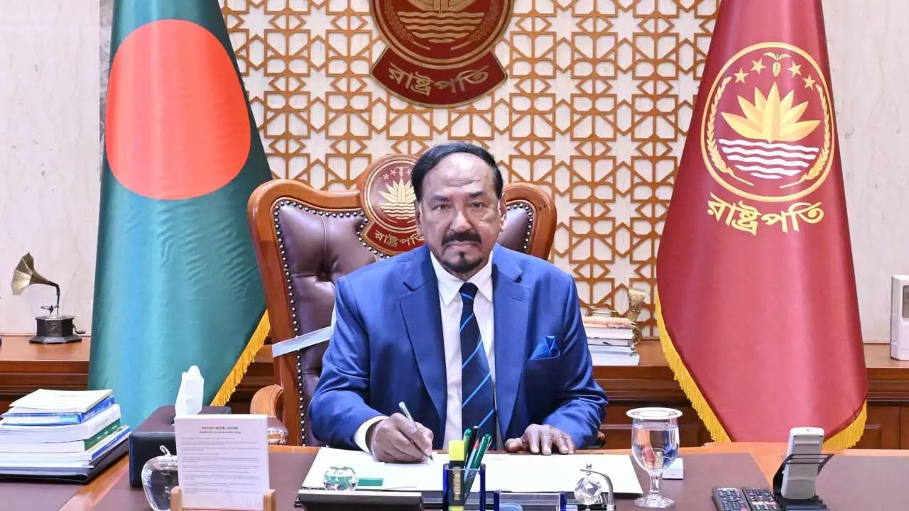 বঙ্গভবনে অফিস করলেন ভারপ্রাপ্ত রাষ্ট্রপতি হাফিজ উদ্দিন