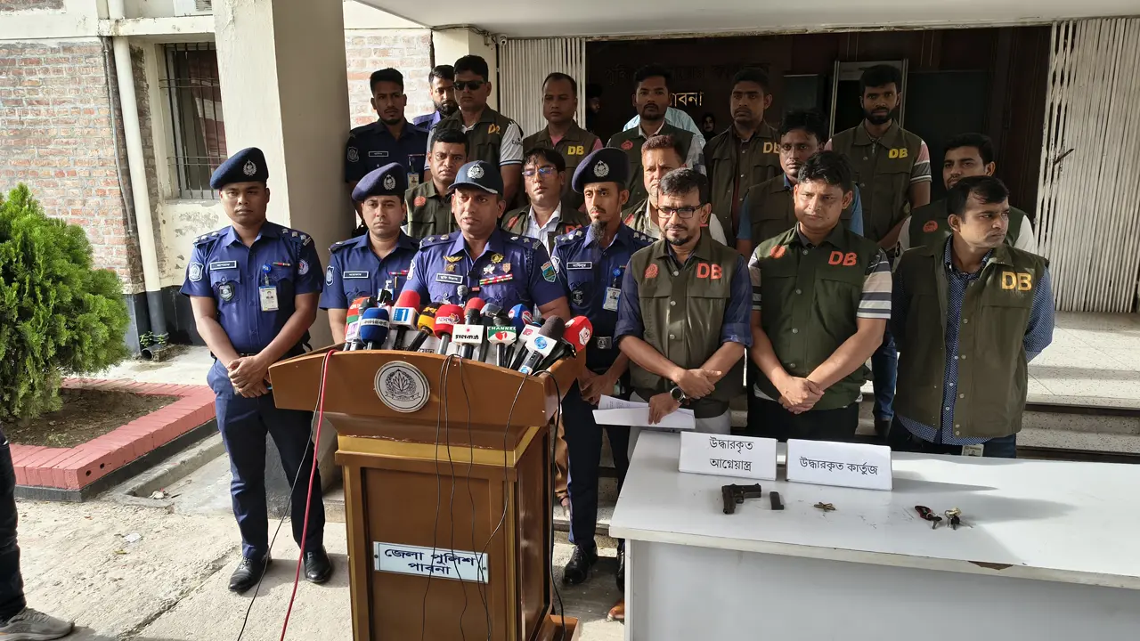 পাবনায় বিদেশি পিস্তল-গুলিসহ গ্রেপ্তার ৭