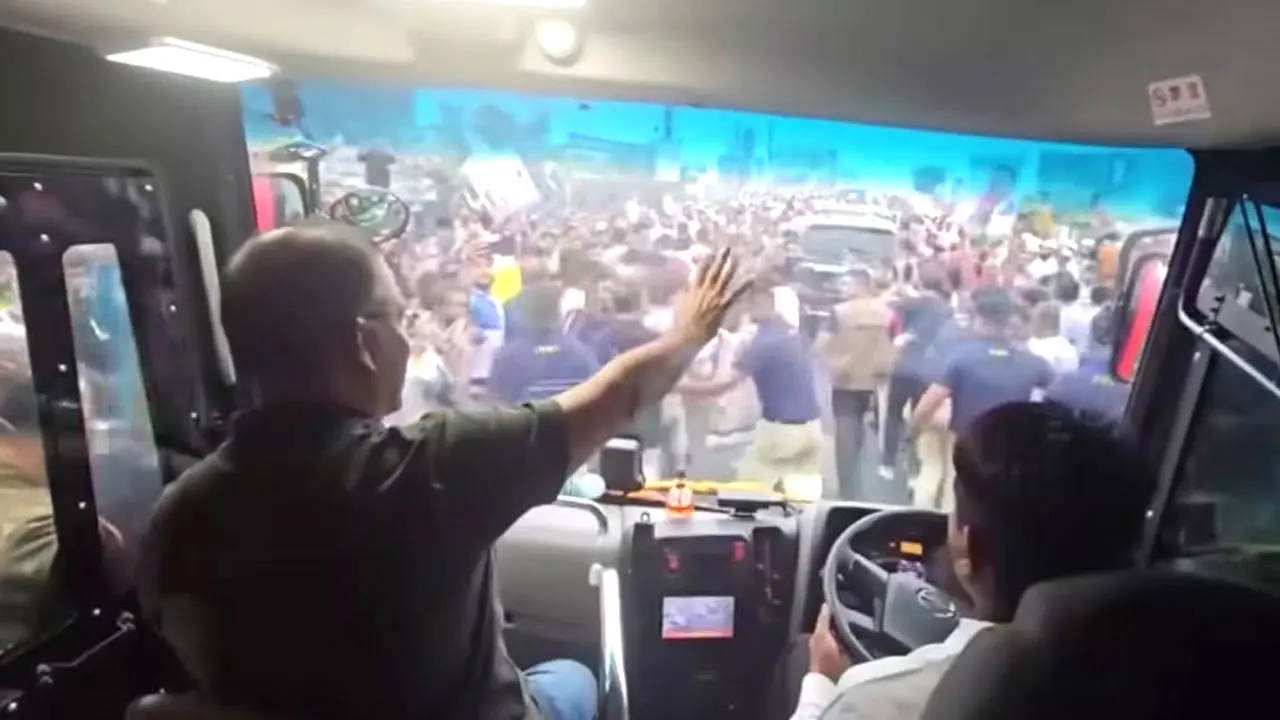 ব্যানার-ফেস্টুন নয় প্রধানমন্ত্রীর সংবর্ধনায় ৪০ কি.মি. ‘মানবপ্রাচীর’