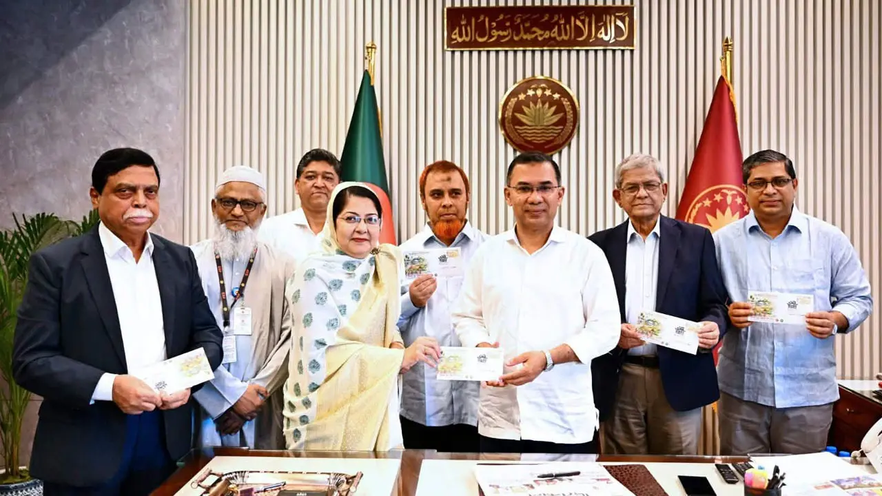 ‘উন্নত পল্লী সমৃদ্ধ দেশ, সবার আগে বাংলাদেশ’ স্মারকে ডাক টিকিট উদ্বোধন