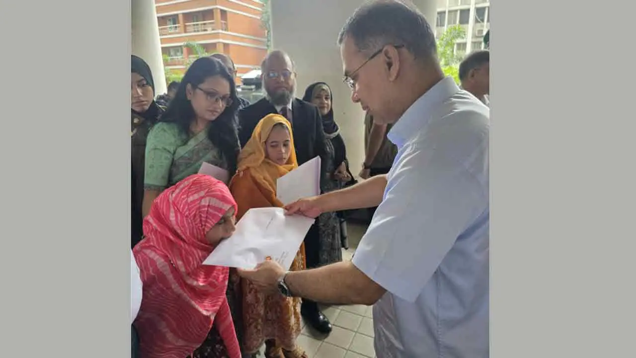প্রতিবন্ধী তিন ব্যক্তির হাতে নিয়োগপত্র তুলে দিলেন প্রধানমন্ত্রী