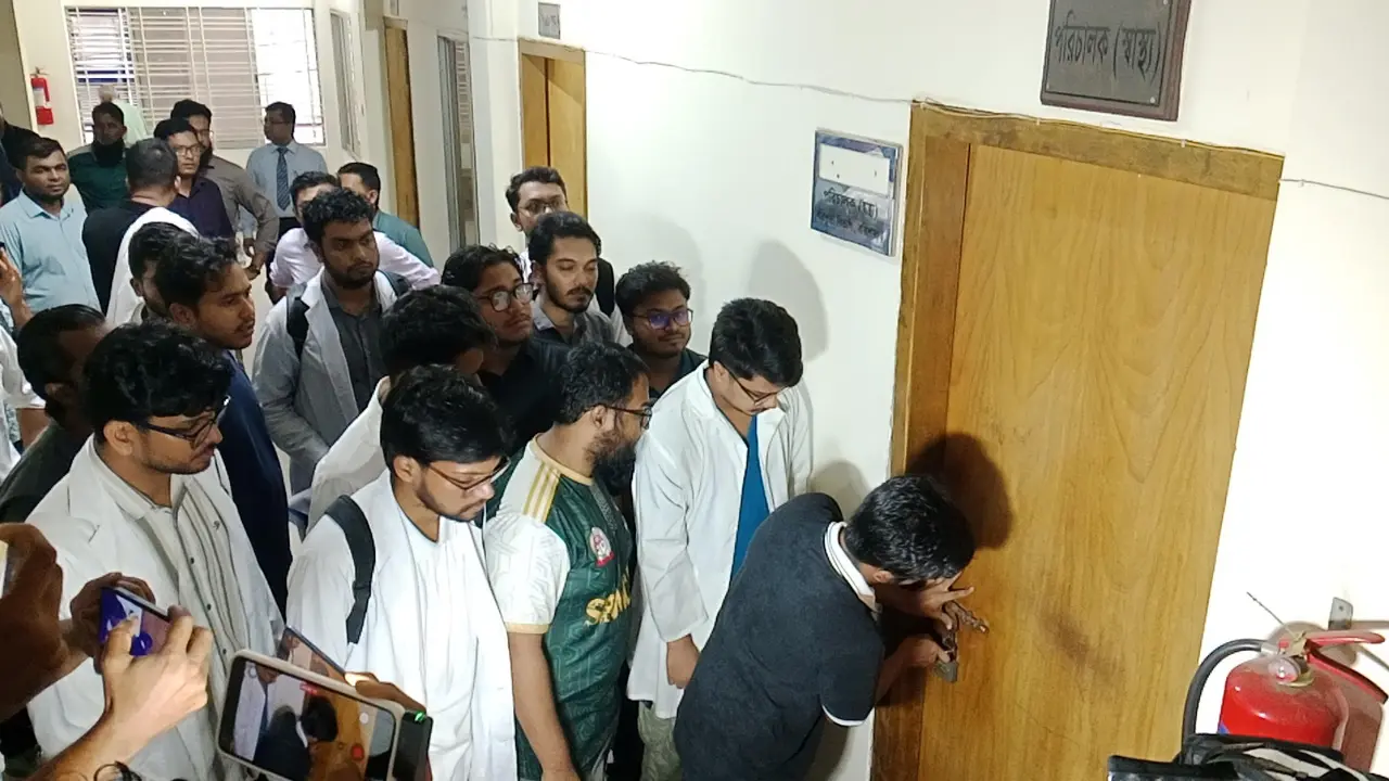 বরিশালে বিভাগীয় স্বাস্থ্য পরিচালকের নিয়োগ বাতিলের দাবিতে কার্যালয়ে তালা