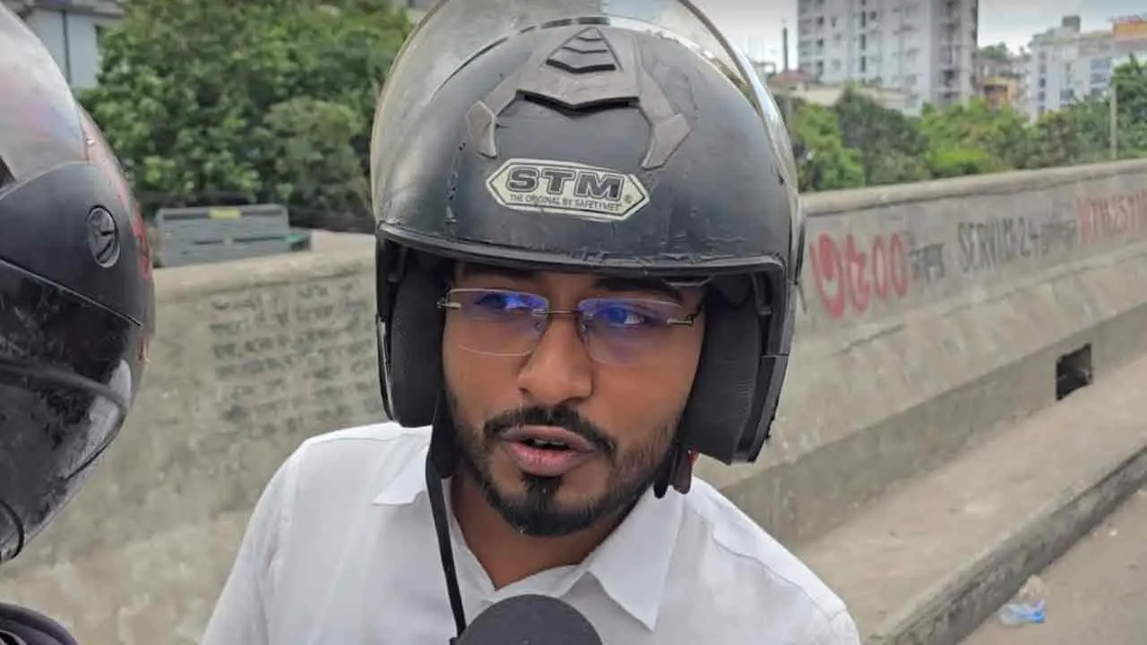 ‘অনুরোধ করলাম, কেউ শুনল না’ — উত্তরার সড়কে চাকরিপ্রত্যাশীর আক্ষেপ