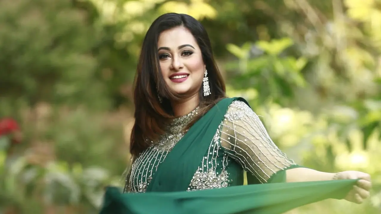 আজ পূর্ণিমার জন্মদিন, কত বছরে পা রাখলেন চিরসবুজ এই নায়িকা?