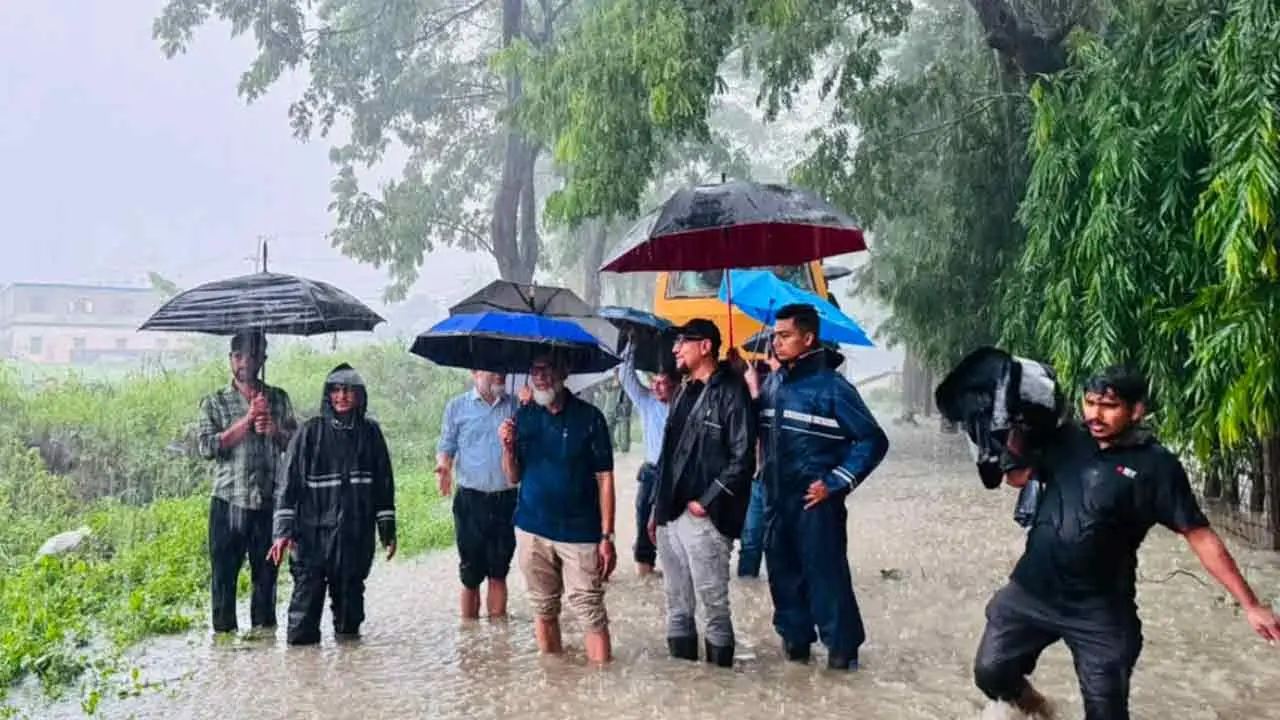 চট্টগ্রাম-কক্সবাজার রেলপথে এখনও দেড় ফুট পানি, ট্রেন চলাচল বন্ধ