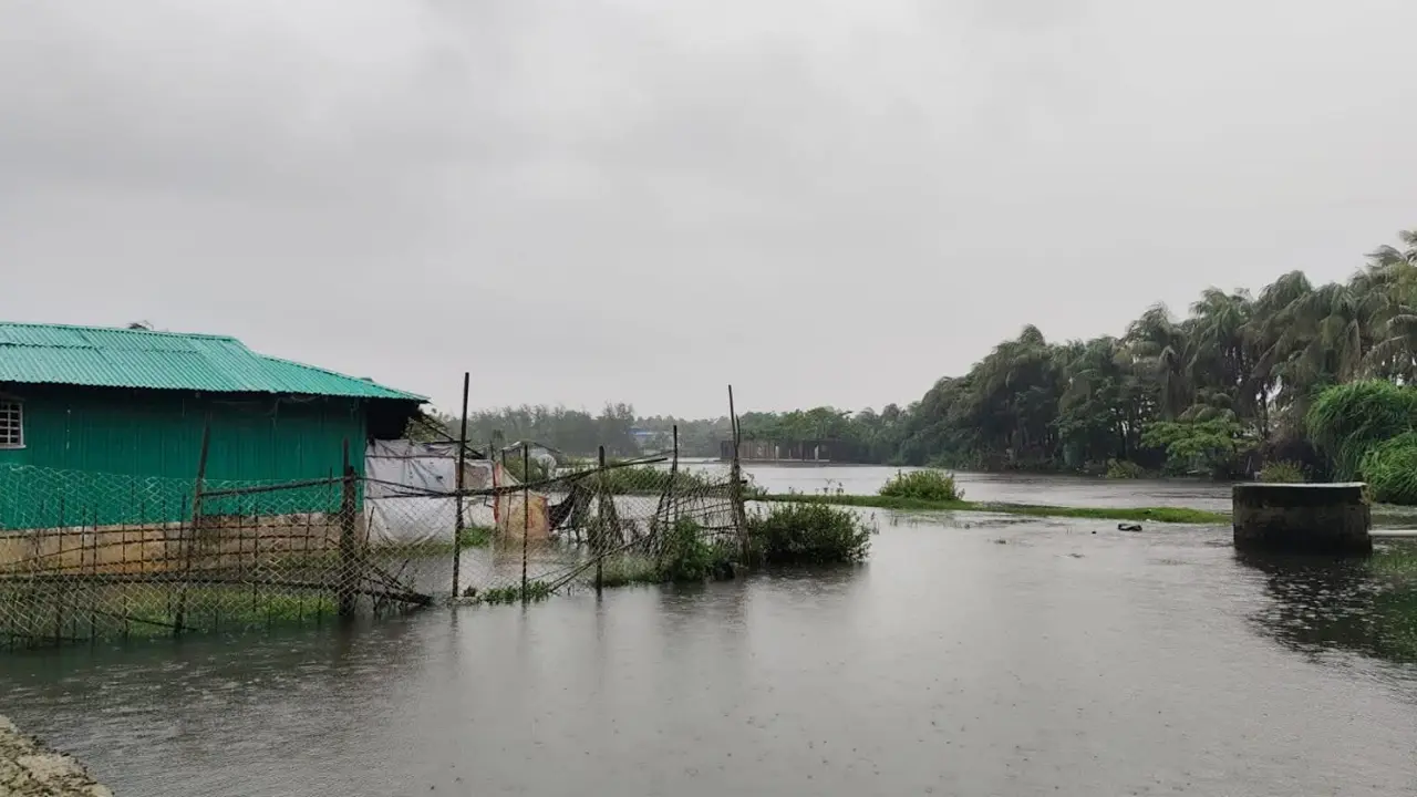 সেন্টমার্টিনে জোয়ারের পানি বৃদ্ধি, নিত্যপণ্য সংকটে স্থানীয়রা