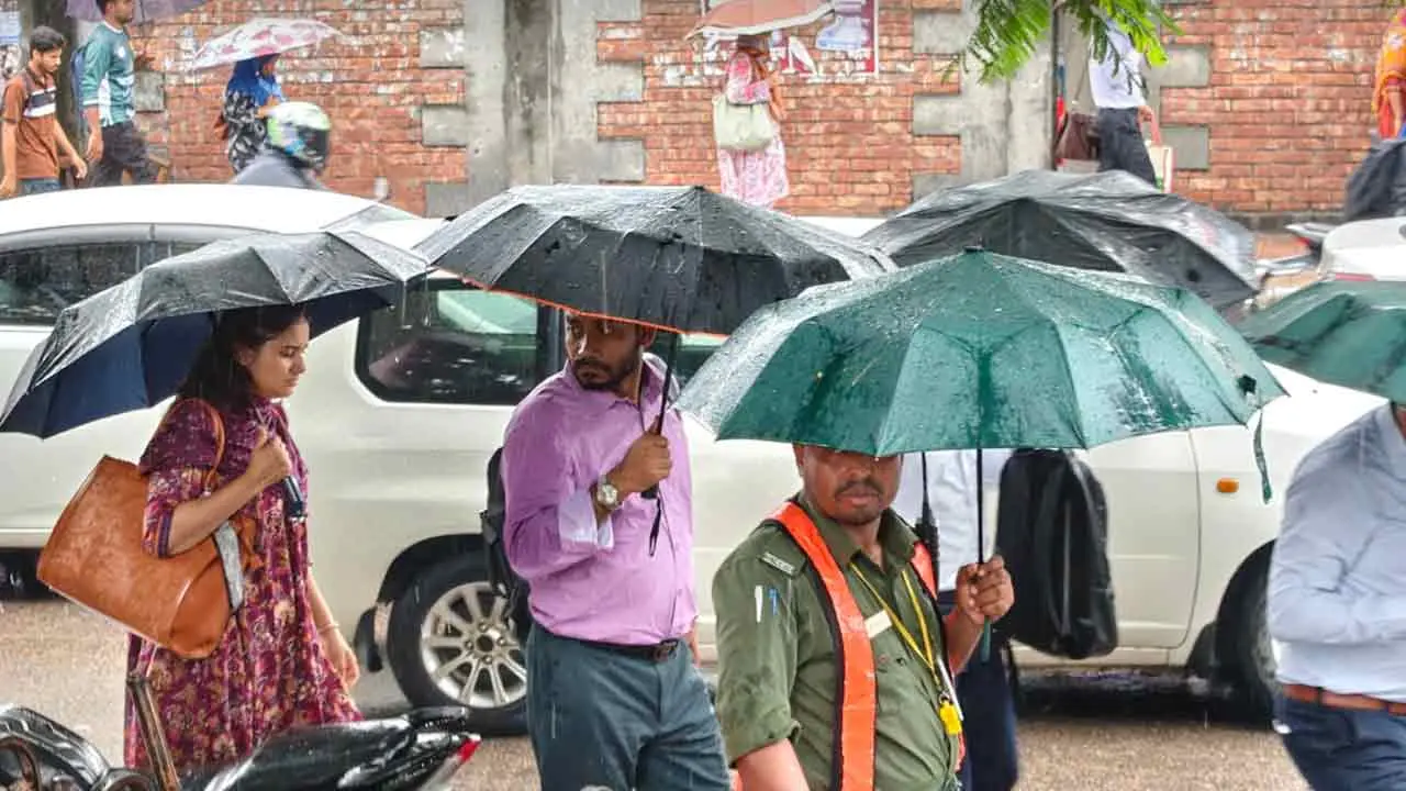 ভারী বর্ষণের শঙ্কা, সমুদ্রবন্দরে সংকেত