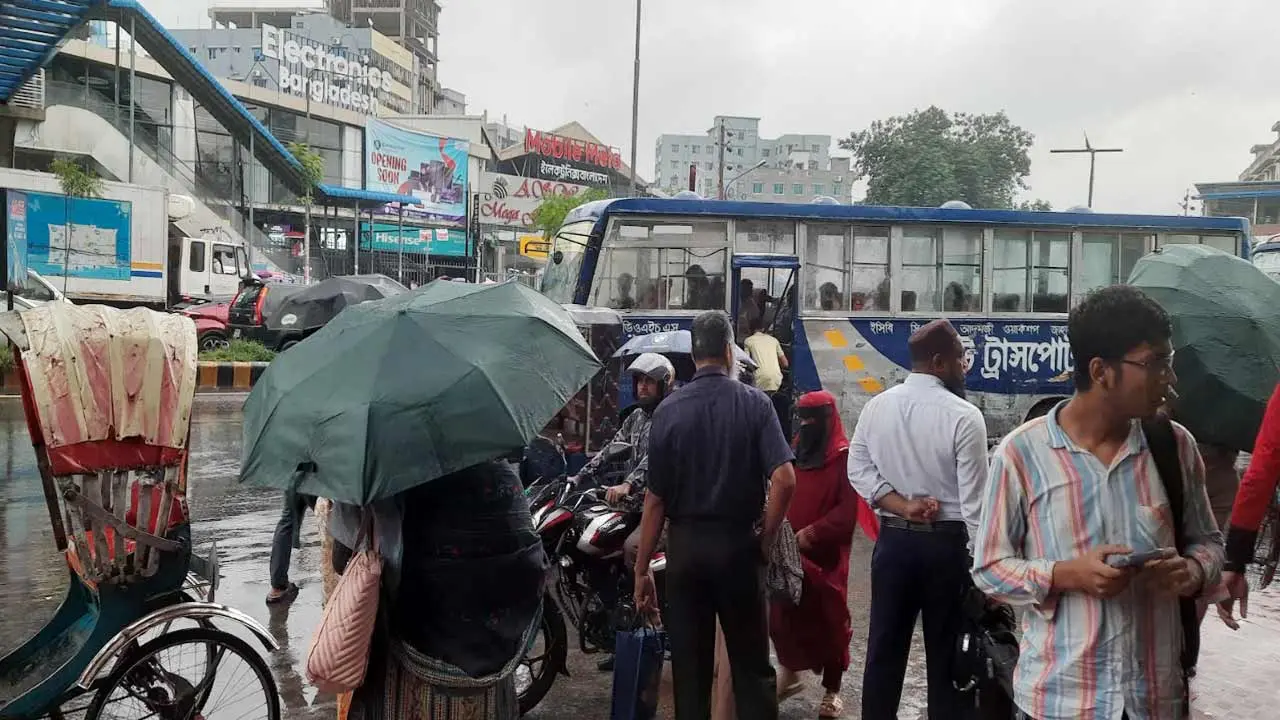 বৃষ্টি থামার নাম নেই, পথে পথে দুর্ভোগে রাজধানীবাসী