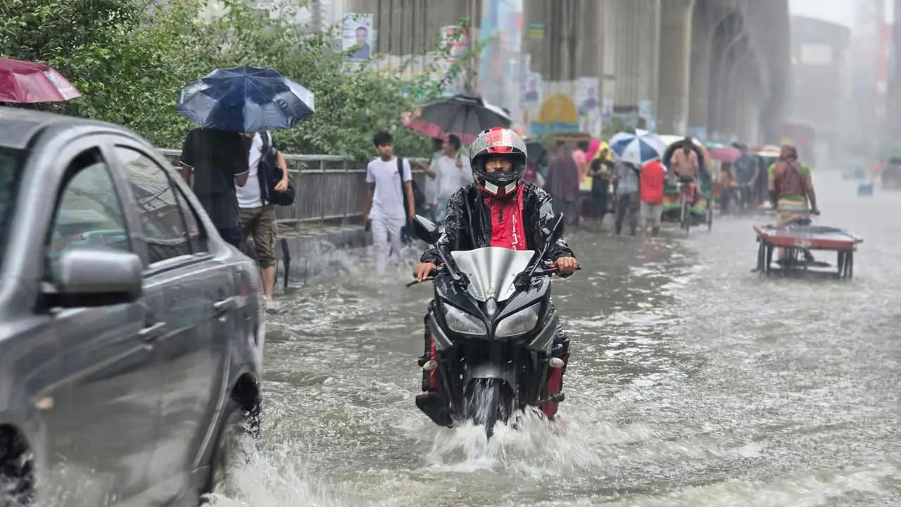 সোমবারও ঢাকায় থাকবে ভারী বৃষ্টি, দুর্ভোগ আরও বাড়ার শঙ্কা