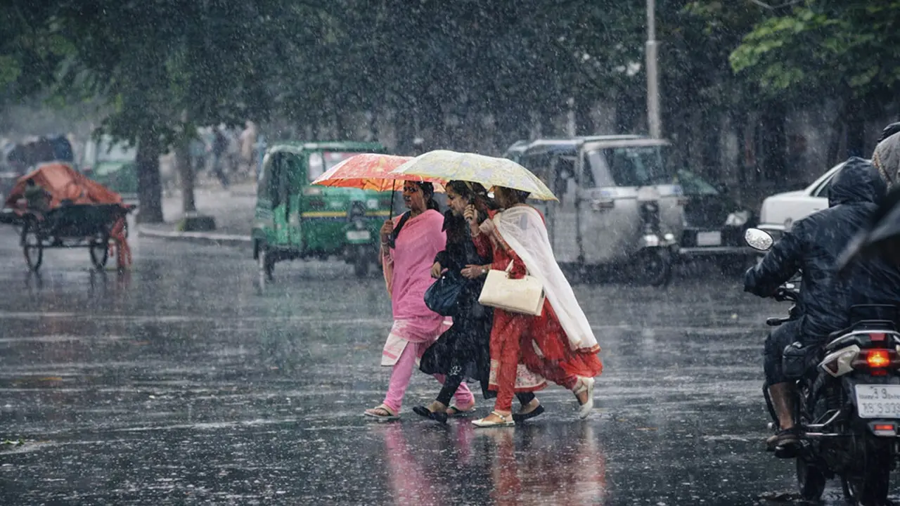 ৮ জেলায় সন্ধ্যার মধ্যে বজ্রবৃষ্টি ও ঝোড়ো হাওয়ার আশঙ্কা