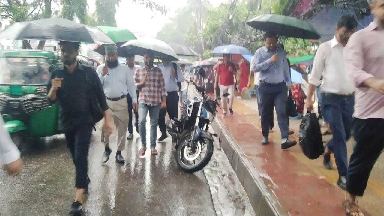 ঢাকার রাস্তায় আজও সঙ্গী বৃষ্টির ভোগান্তি