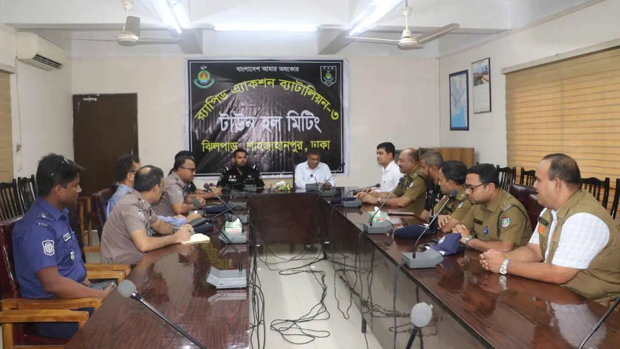 টিকিট কালোবাজারি-মাদক দমনে কমলাপুর স্টেশনে রেল-র‍্যাবের যৌথ অভিযান