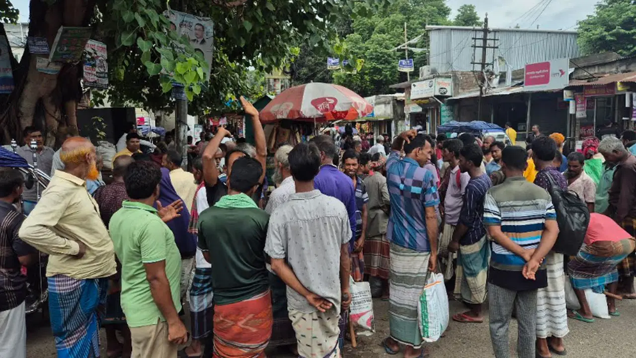 ভোরে জমে ওঠে রাজবাড়ীর শ্রমিক হাট, কাজের অপেক্ষায় শত দিনমজুর