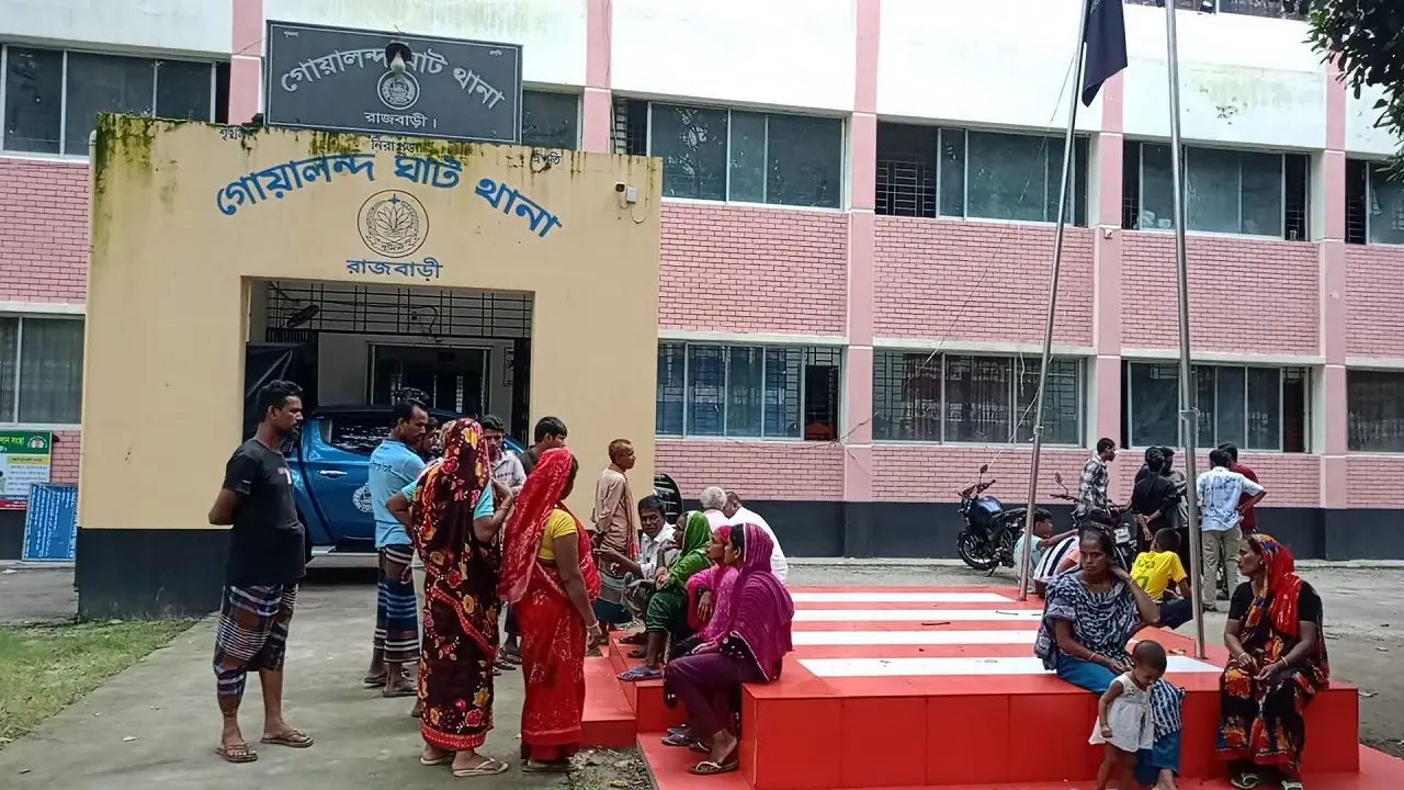 রিকশা নিয়ে বেরিয়েছিলেন উপার্জনে, রাস্তার পাশে মিলল মরদেহ