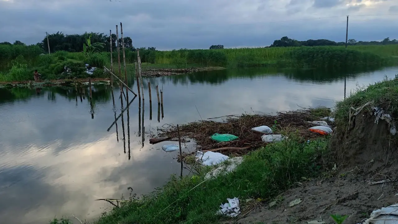 বাঁশের সাঁকো ভেঙে দুর্ভোগে সাত গ্রামের মানুষ, দ্রুত ব্রিজ নির্মাণের দাবি