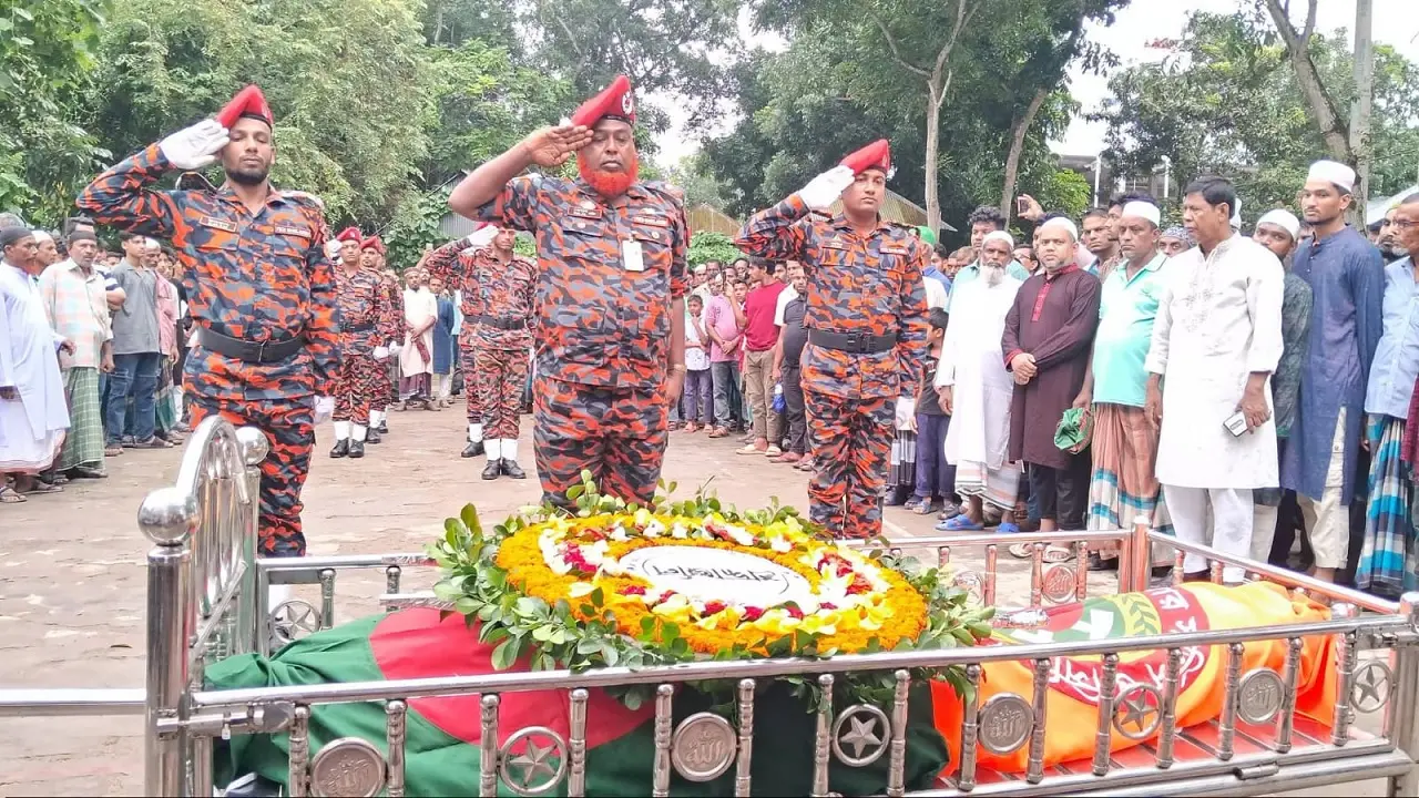 রাষ্ট্রীয় পদকপ্রাপ্ত ডুবুরি সাদিকের দাফন সম্পন্ন, অশ্রুসিক্ত বিদায়