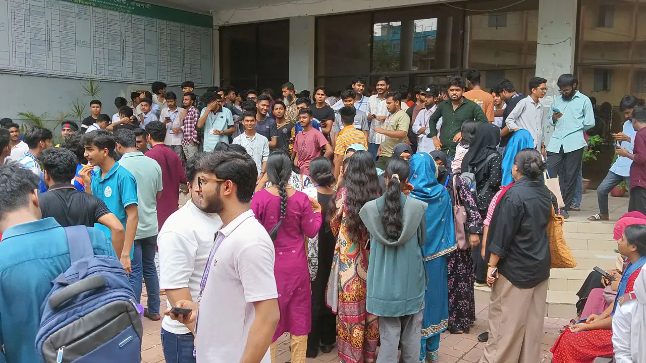এইচএসসি পরীক্ষা পেছানোর দাবিতে রাজশাহী শিক্ষা বোর্ডে বিক্ষোভ
