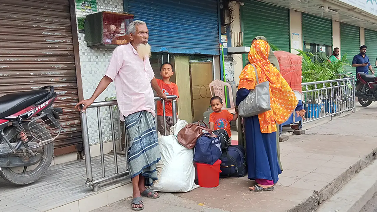 রাজশাহীতে বাস চলাচল বন্ধ, যাত্রীদের দুর্ভোগ চরমে