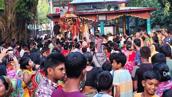 ছোট থেকে বড় সবাই টানছে রথ, উৎসবে মুখর সিরাজগঞ্জ