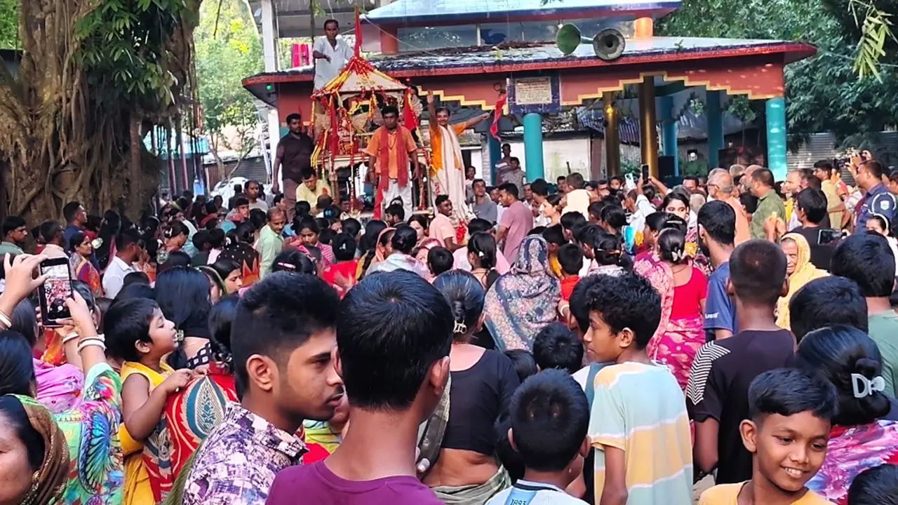 ছোট থেকে বড় সবাই টানছে রথ, উৎসবে মুখর সিরাজগঞ্জ