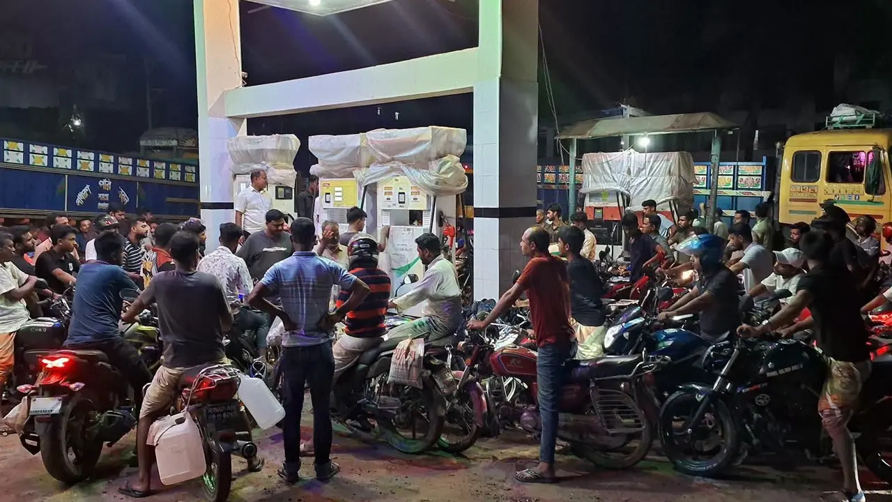 রাজশাহীতে জ্বালানি তেল সংকটের গুজবে ফিলিং স্টেশনগুলোতে ভিড়