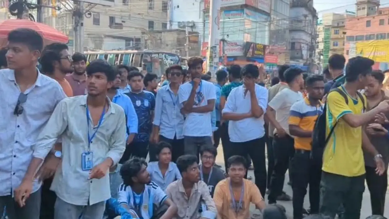 এইচএসসি পরীক্ষা স্থগিতের দাবিতে রাজশাহীর জিরোপয়েন্ট অবরোধ
