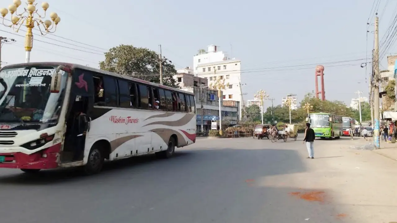 ১২ ঘণ্টা পর রাজশাহীতে বাস চলাচল শুরু