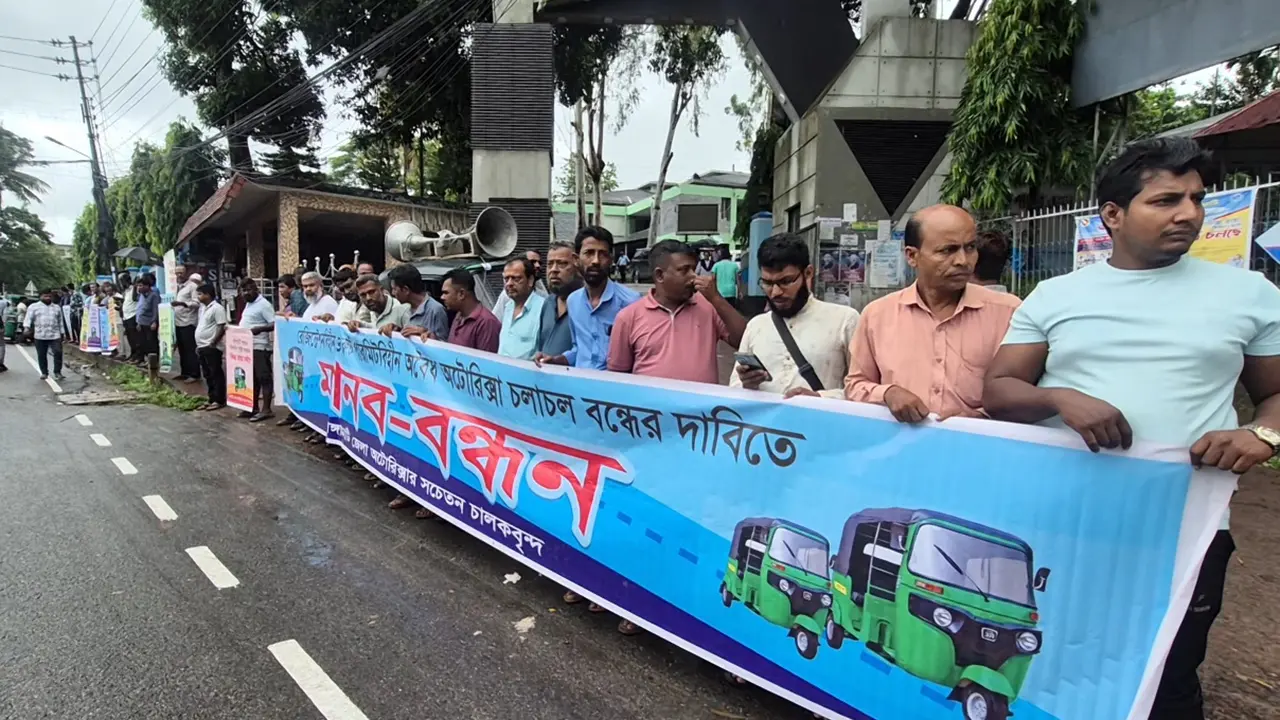 রাঙামাটিতে অবৈধ সিএনজি বন্ধে আল্টিমেটাম, ধর্মঘটের হুঁশিয়ারি চালকদের
