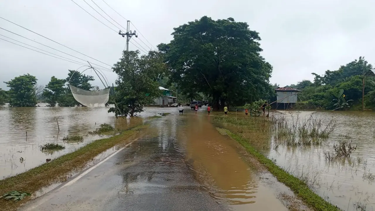 দীঘিনালা-লংগদু সড়কে যান চলাচল স্বাভাবিক, স্পষ্ট হচ্ছে বন্যার ক্ষতচিহ্ন