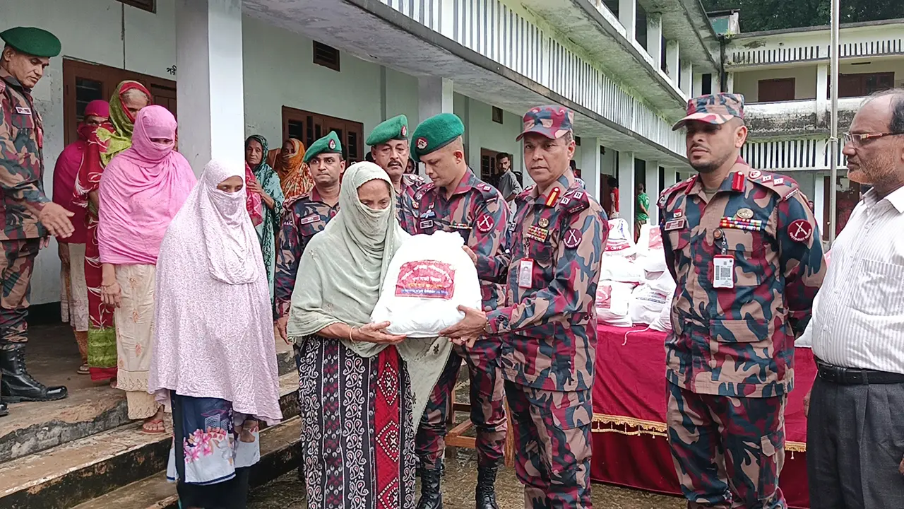 রাঙামাটিতে বন্যাদুর্গত মানুষের পাশে বিজিবি, ১৪০ পরিবারে ত্রাণ বিতরণ