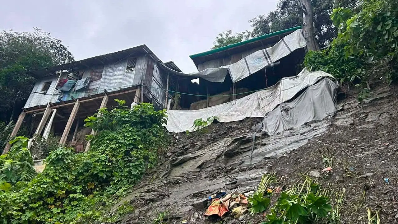বারবার মাইকিং, তবুও আশ্রয়কেন্দ্রে যাচ্ছে না ঝুঁকিপূর্ণ এলাকার বাসিন্দারা
