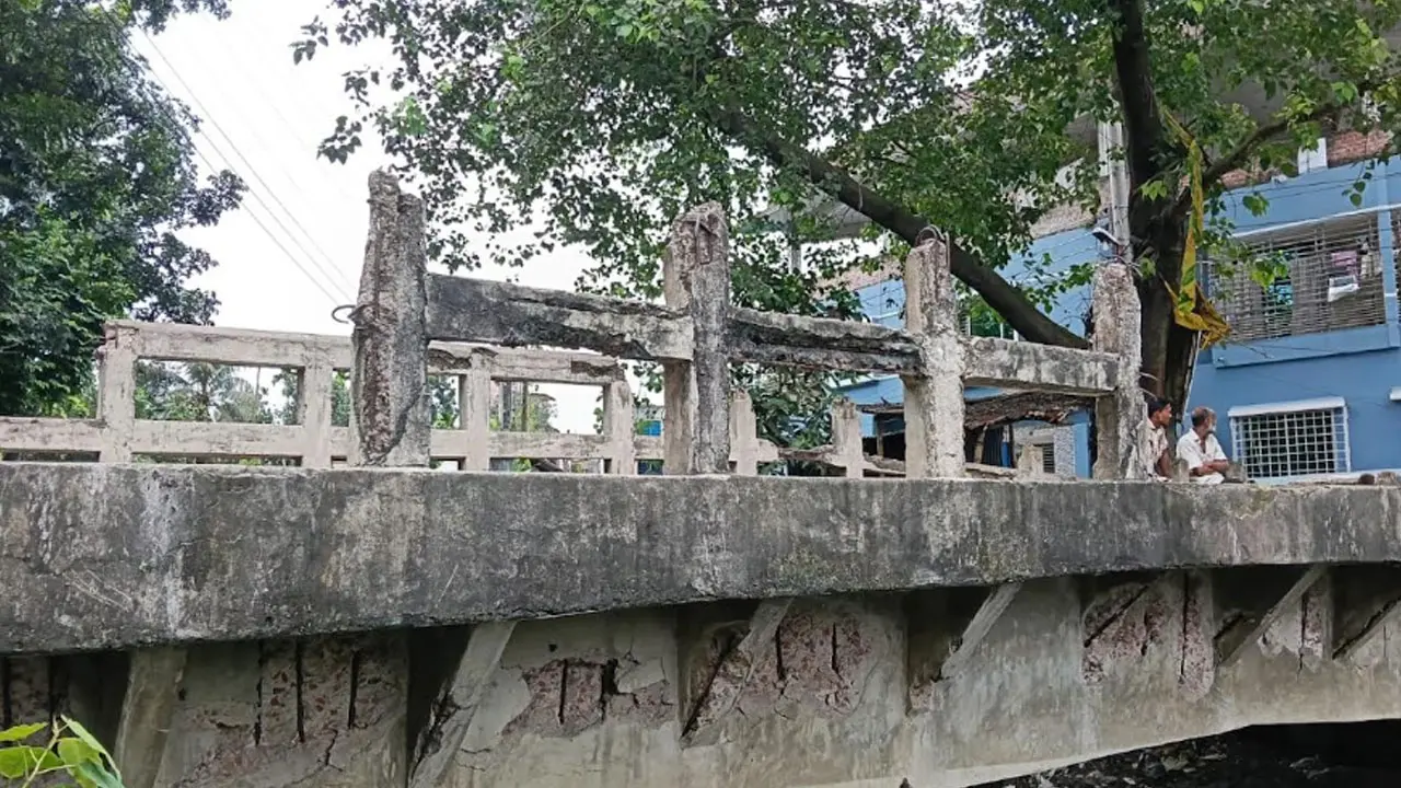 ১০ বছর ধরে নড়বড়ে অবস্থা, ঢালাই খসে বের হয়ে আছে রড