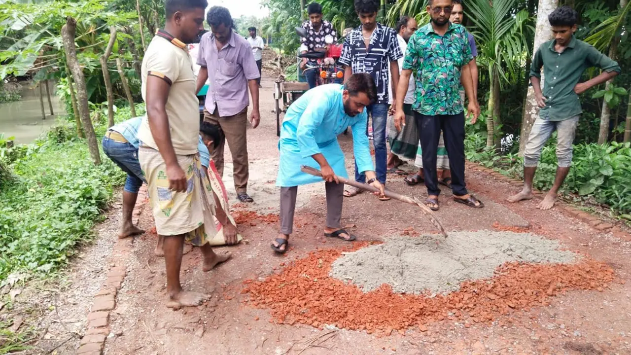দীর্ঘদিনের বেহাল সড়ক, নিজেদের উদ্যোগে মেরামত করলেন স্থানীয়রা