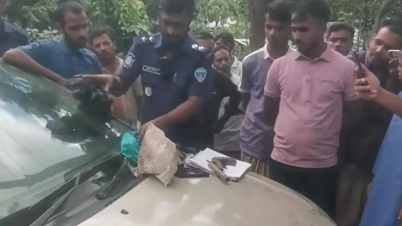 চট্টগ্রাম-কক্সবাজার মহাসড়কে প্রাইভেটকার থেকে দেশীয় অস্ত্র উদ্ধার