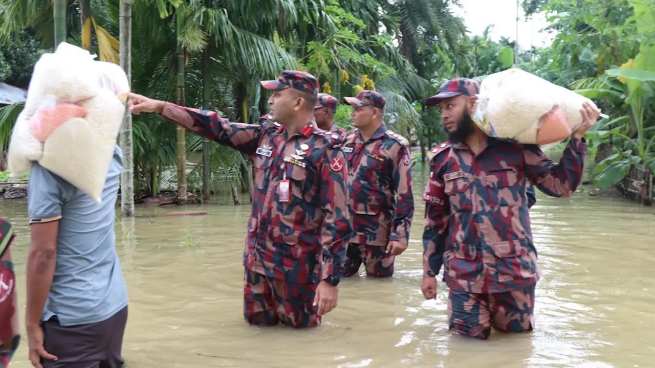 রাঙামাটিতে ত্রাণ নিয়ে দুর্গতদের পাশে বিজিবি