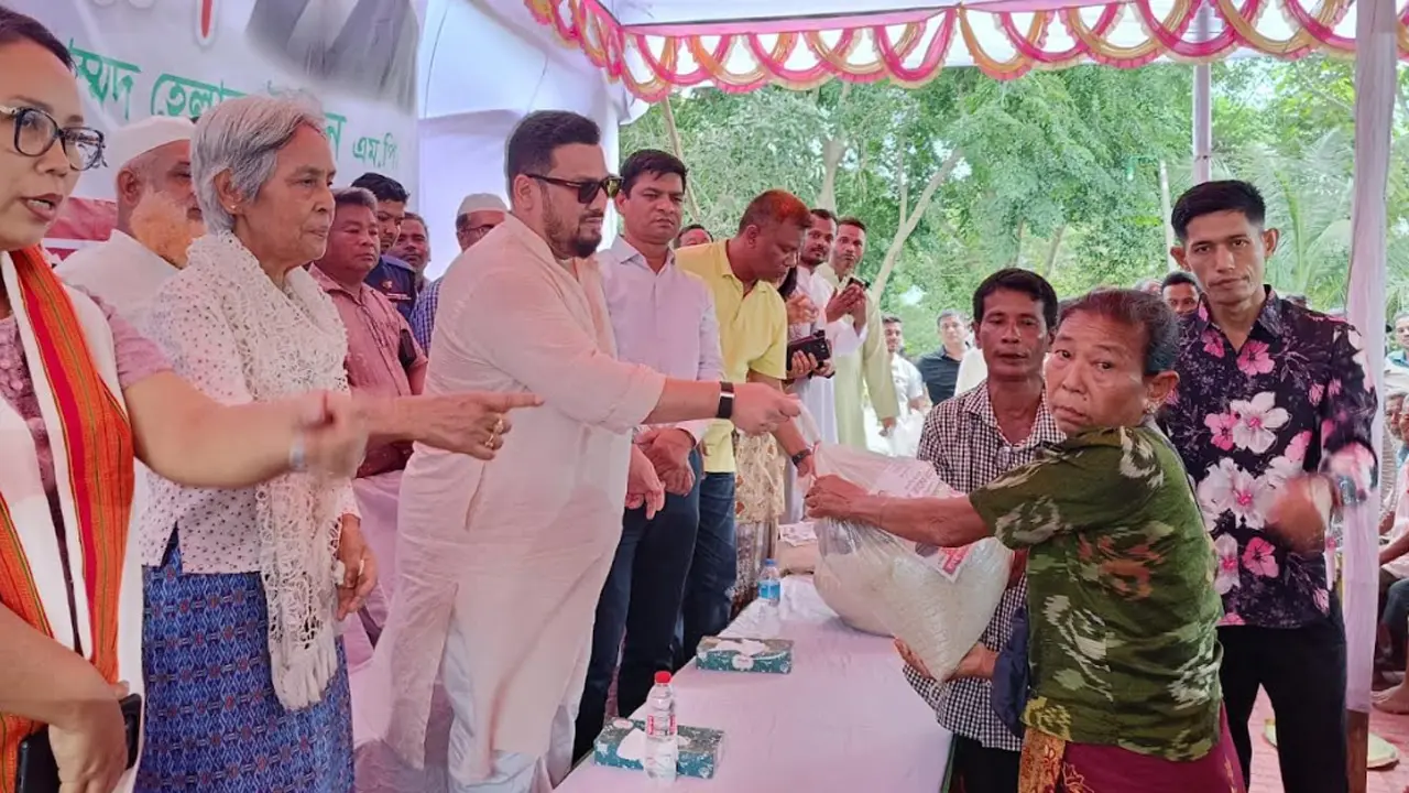 বান্দরবানে বন্যাদুর্গতদের পাশে প্রতিমন্ত্রী মীর হেলাল, ত্রাণ বিতরণ
