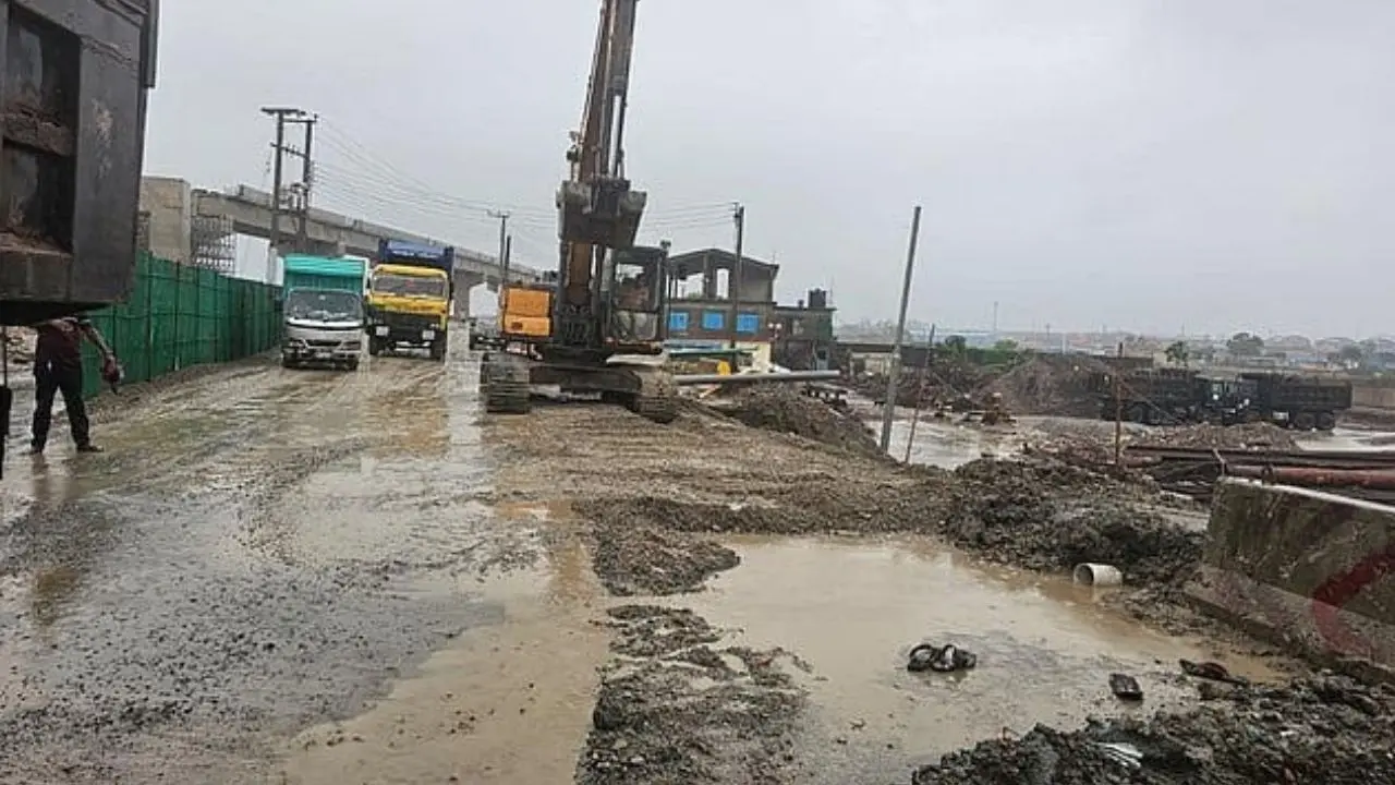 ভারী বৃষ্টিতে ধসে পড়ল চট্টগ্রামের আউটার রিং রোডের একাংশ