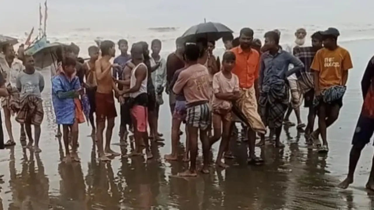 টেকনাফ উপকূলে রোহিঙ্গাবাহী নৌকাডুবি, ১৮ জন জীবিত উদ্ধার