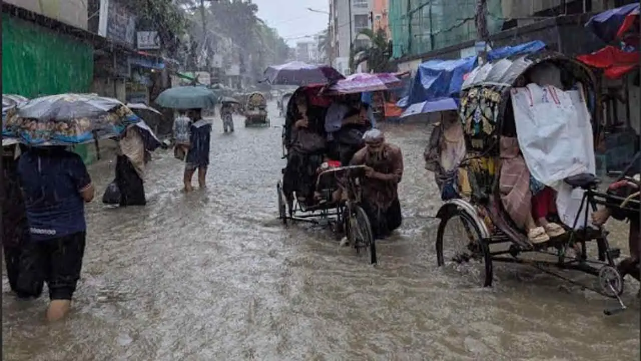 চট্টগ্রামে ২৪ ঘণ্টায় ৩৩১ মিলিমিটার বৃষ্টি, জলমগ্ন নগরী