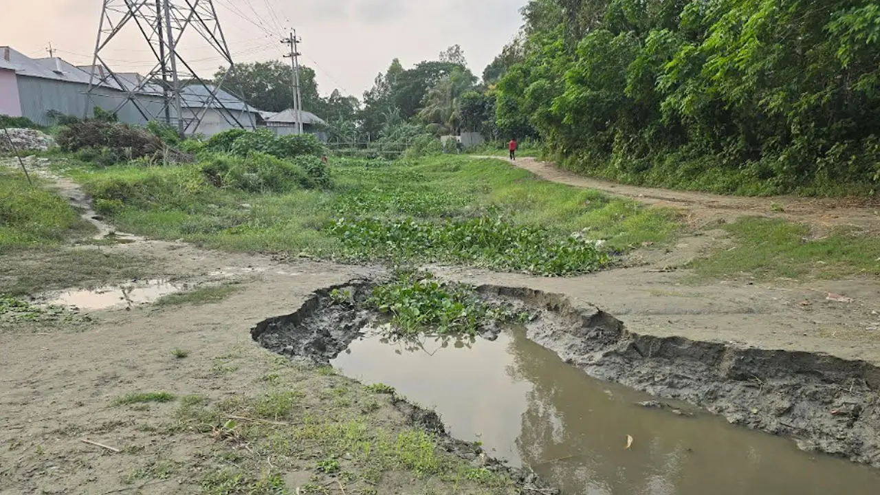 এক সময়ের প্রমত্তা রজত রেখা, সেই নদীর বুকে এখন অবৈধ রাস্তা-স্থাপনা