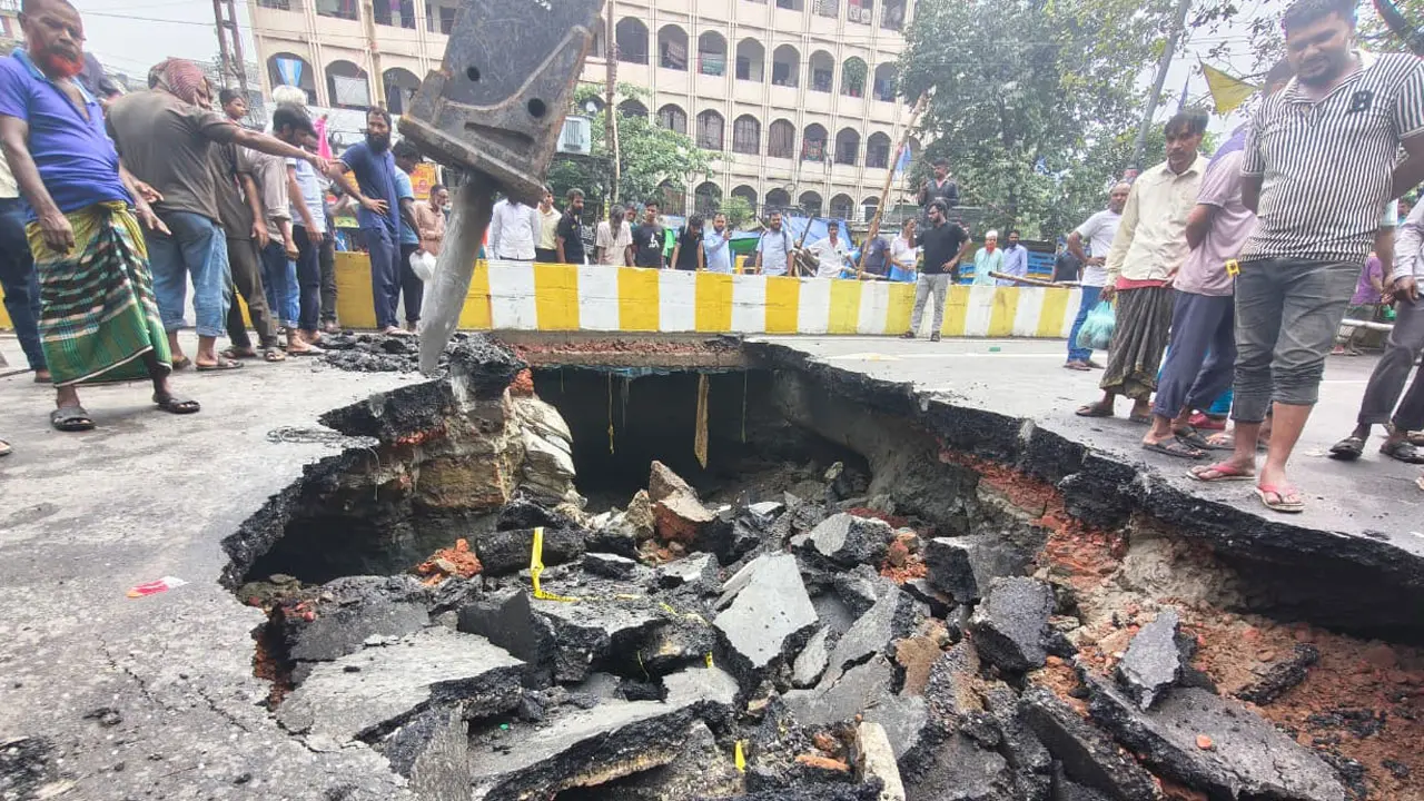 রাজধানীর ধোলাইখালে সড়কে ধস