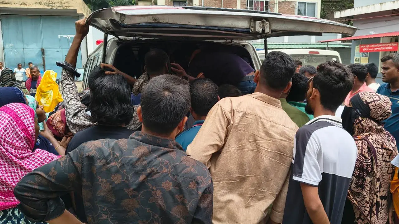 অ্যাম্বুলেন্সে নাতনির মরদেহ নিয়ে ফেরার পথে প্রাণ হারালেন নানা-নানি