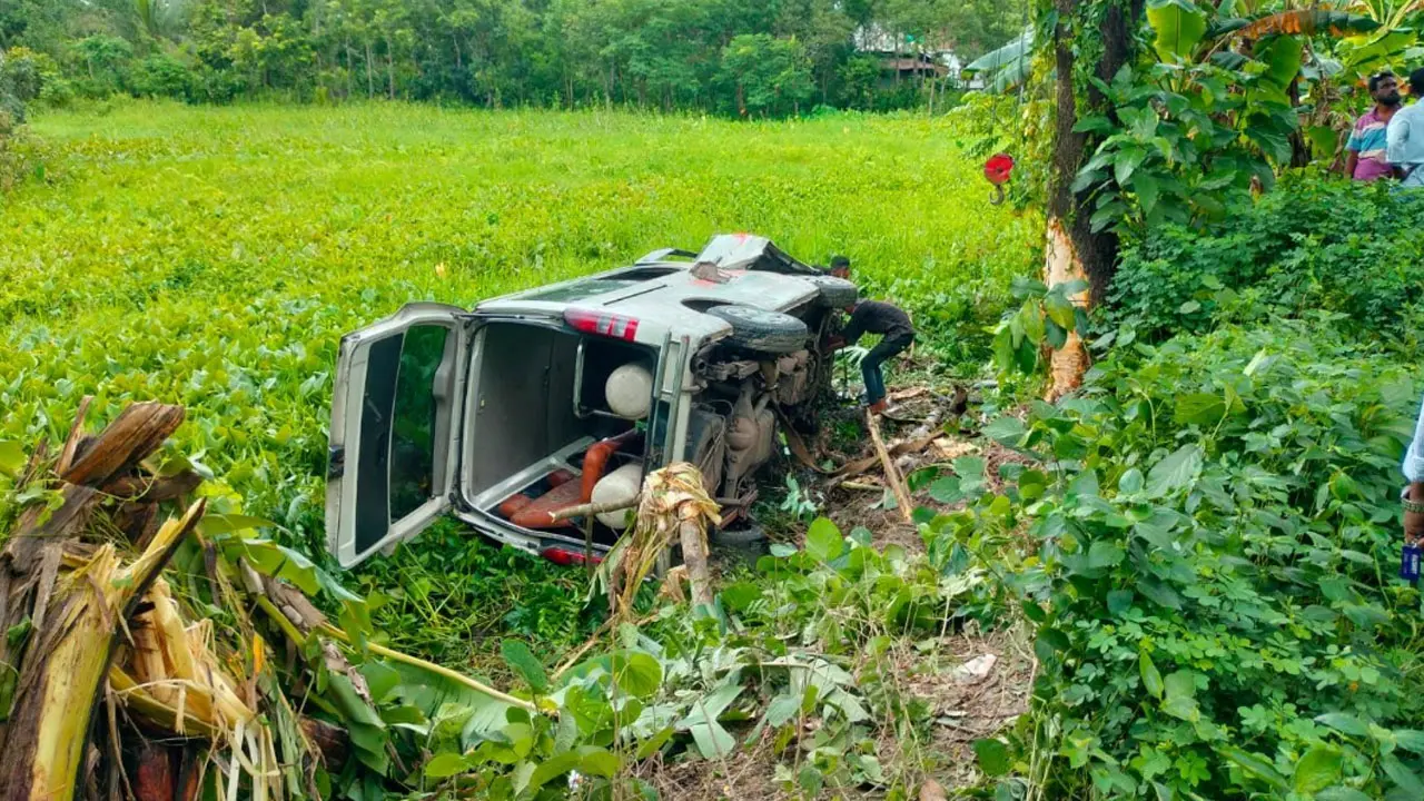 রোগী নিয়ে ঢাকায় যাওয়ার পথে খাদে পড়ল অ্যাম্বুলেন্স