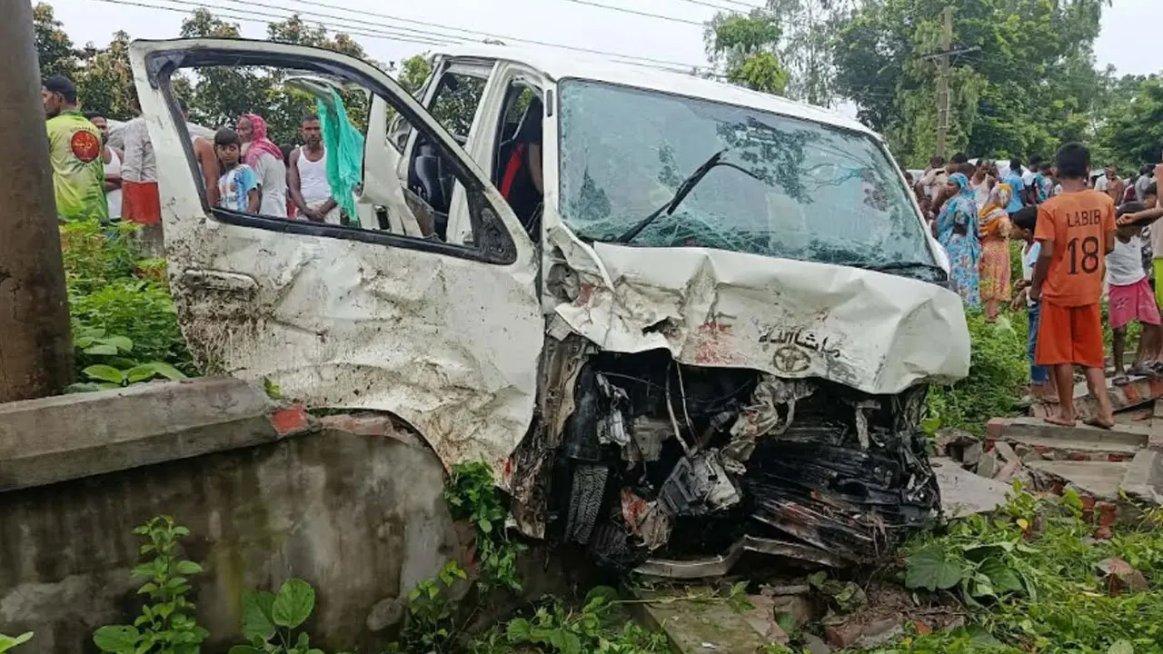 কনে নিয়ে ফেরার পথে মাইক্রোবাস খাদে, শিশুসহ নিহত ২