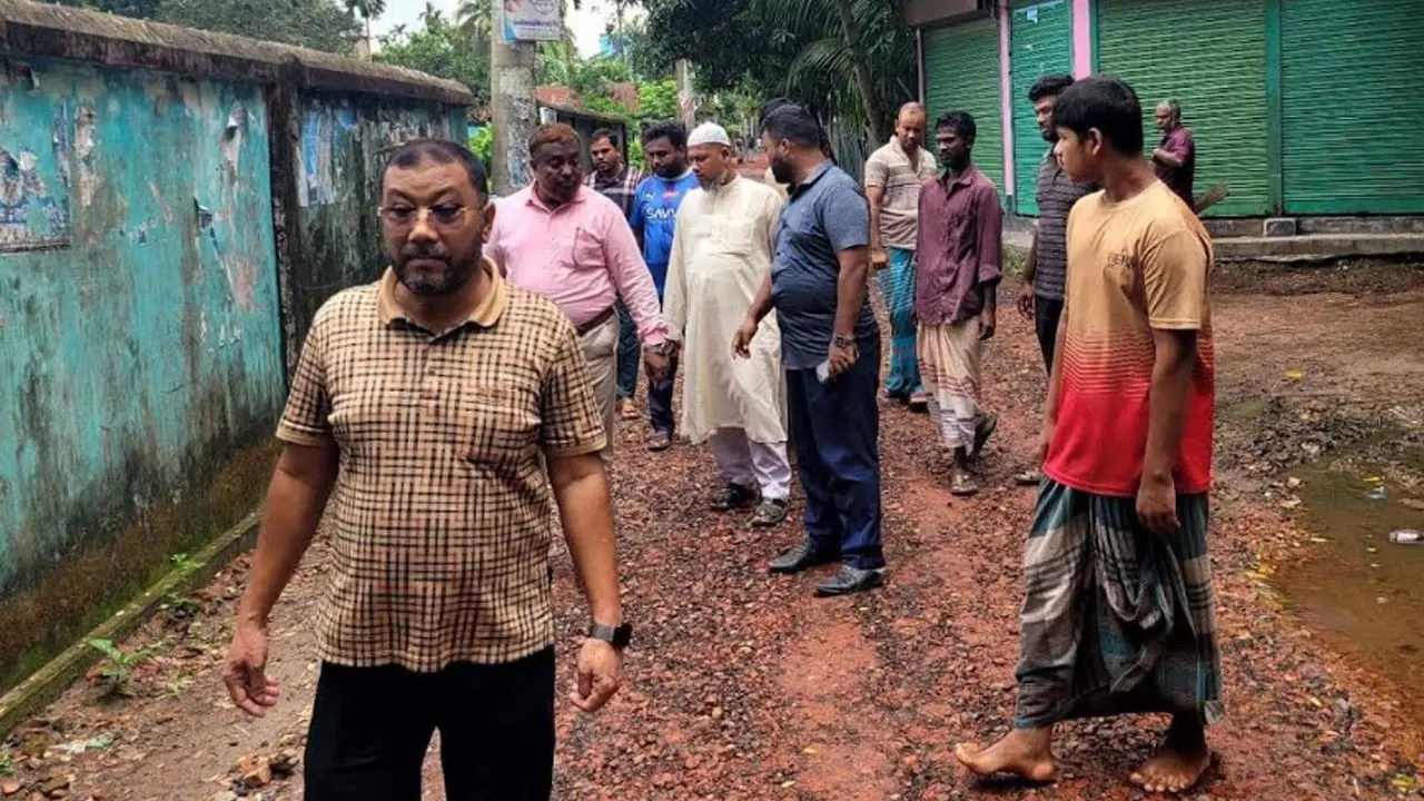 সড়ক সংস্কার কাজে অনিয়ম, দায়িত্ব অবহেলায় ৪ কর্মকর্তাকে শোকজ