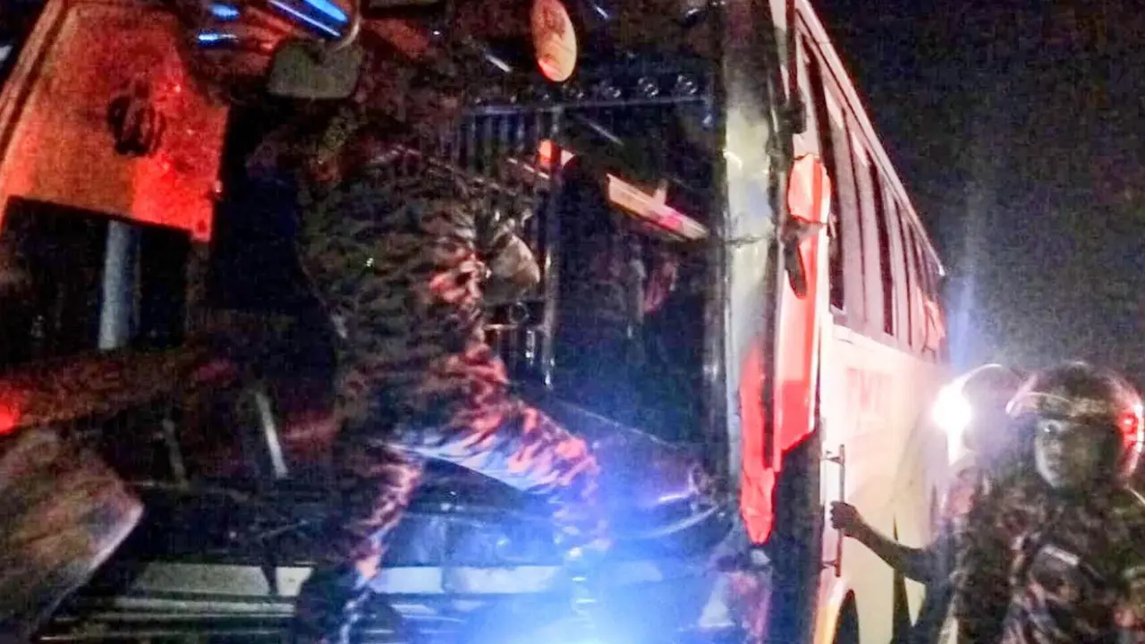 এক্সপ্রেসওয়েতে ট্রাকের পেছনে বাসের ধাক্কা, আহত ৮
